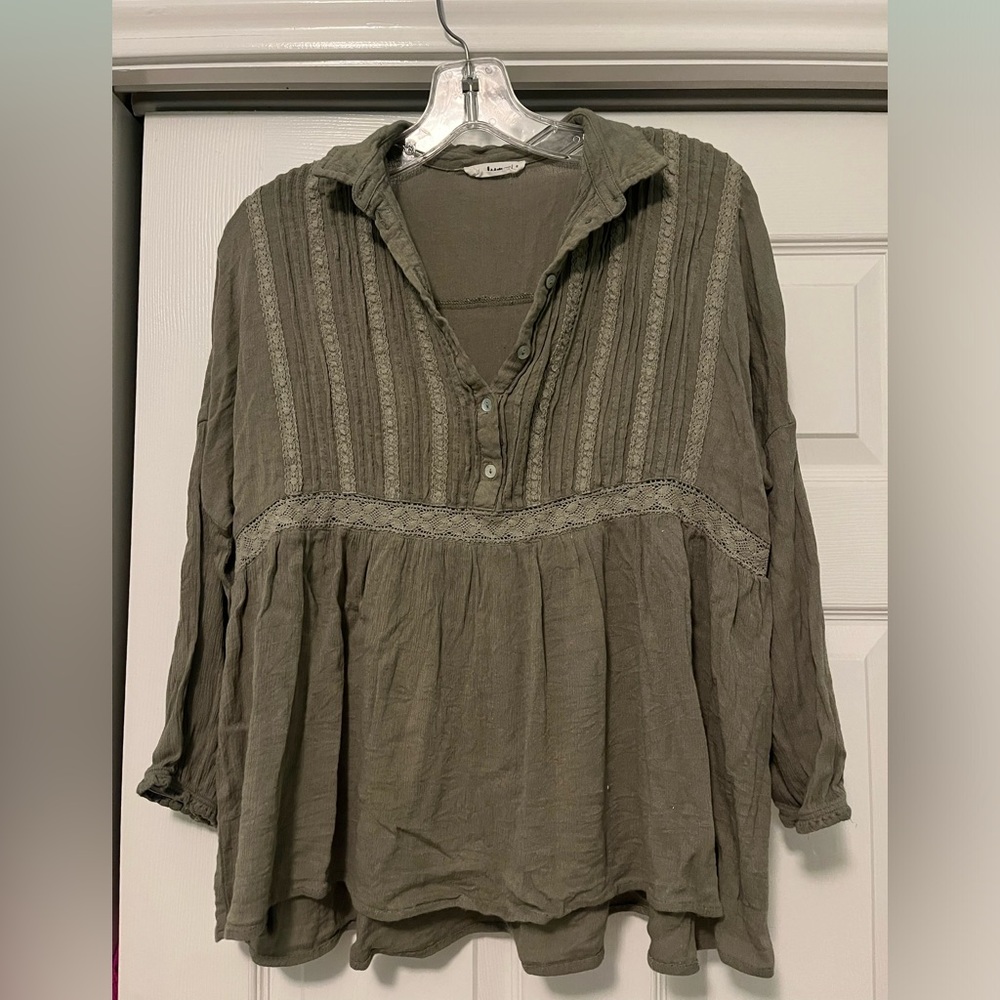 Green blouse with lace detailing